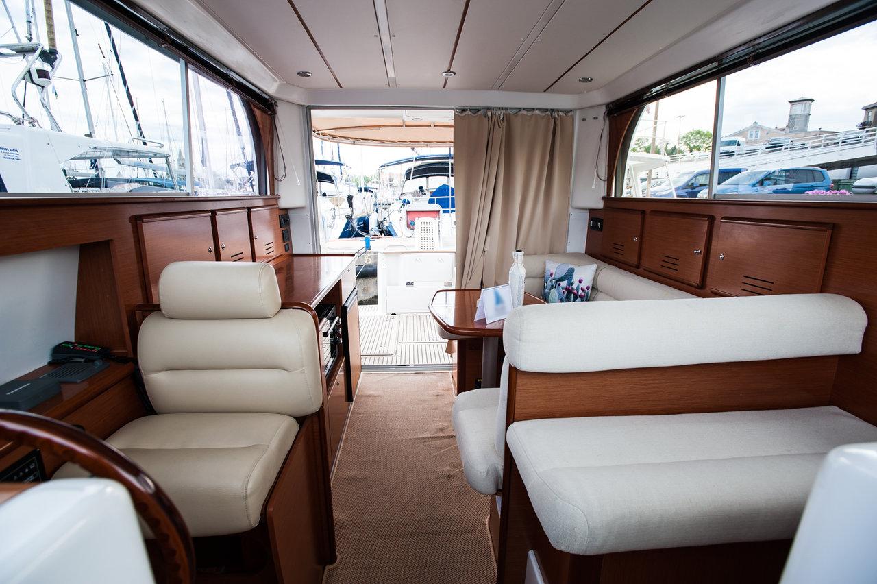 Book Antares 10,80 Fly Motor boat for bareboat charter in Marina Tankerkomerc, Zadar, Zadar region, Croatia with TripYacht!, picture 14