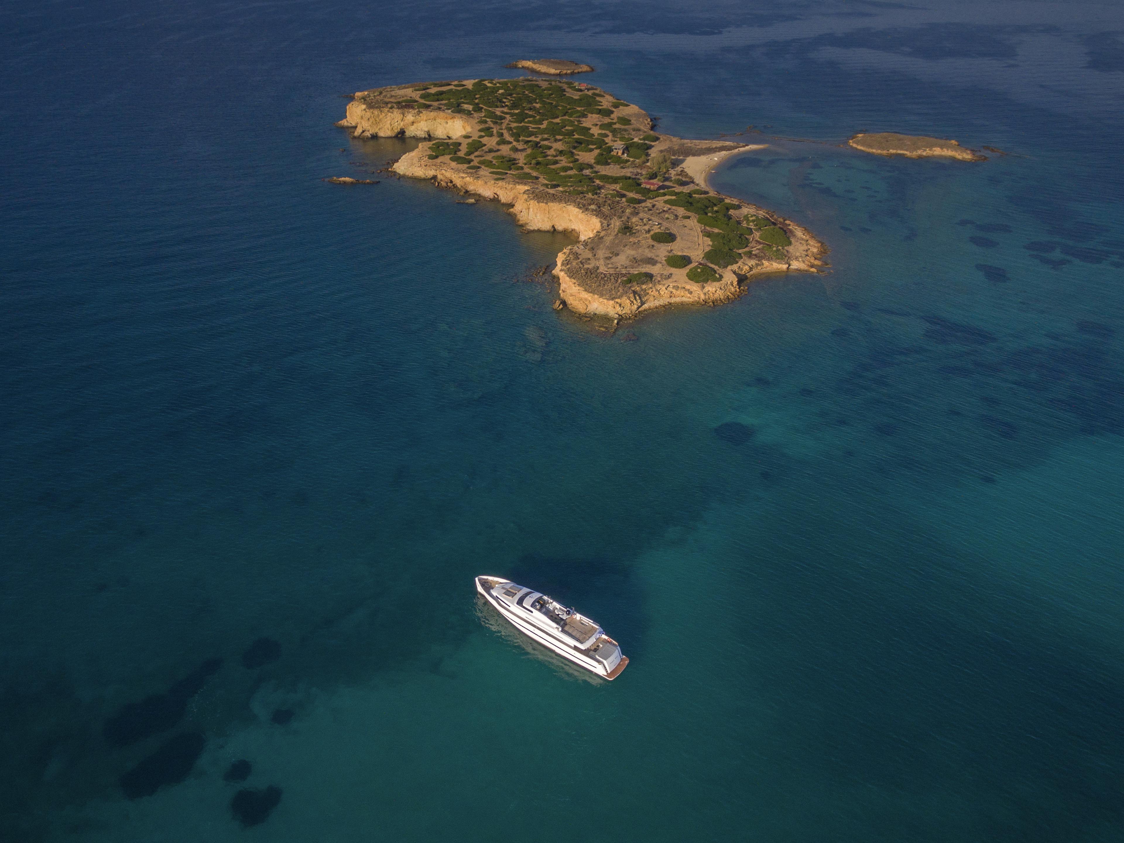 Book Bugari 100 - 5 + 2 cab. Luxury motor yacht for bareboat charter in Athens, Alimos marina, Athens area/Saronic/Peloponese, Greece with TripYacht!, picture 7