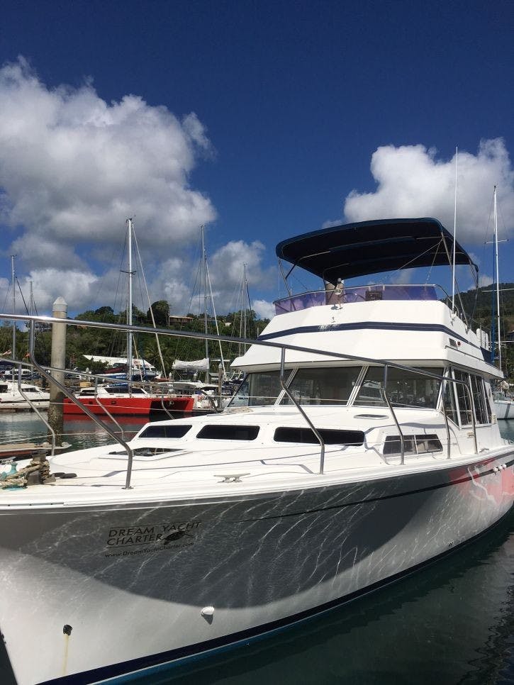 Book Fairway 36 Motor boat for bareboat charter in Whitsundays, Airlie Beach, Coral Sea Marina, Whitsunday Region of Queensland, Australia and Oceania with TripYacht!, picture 3
